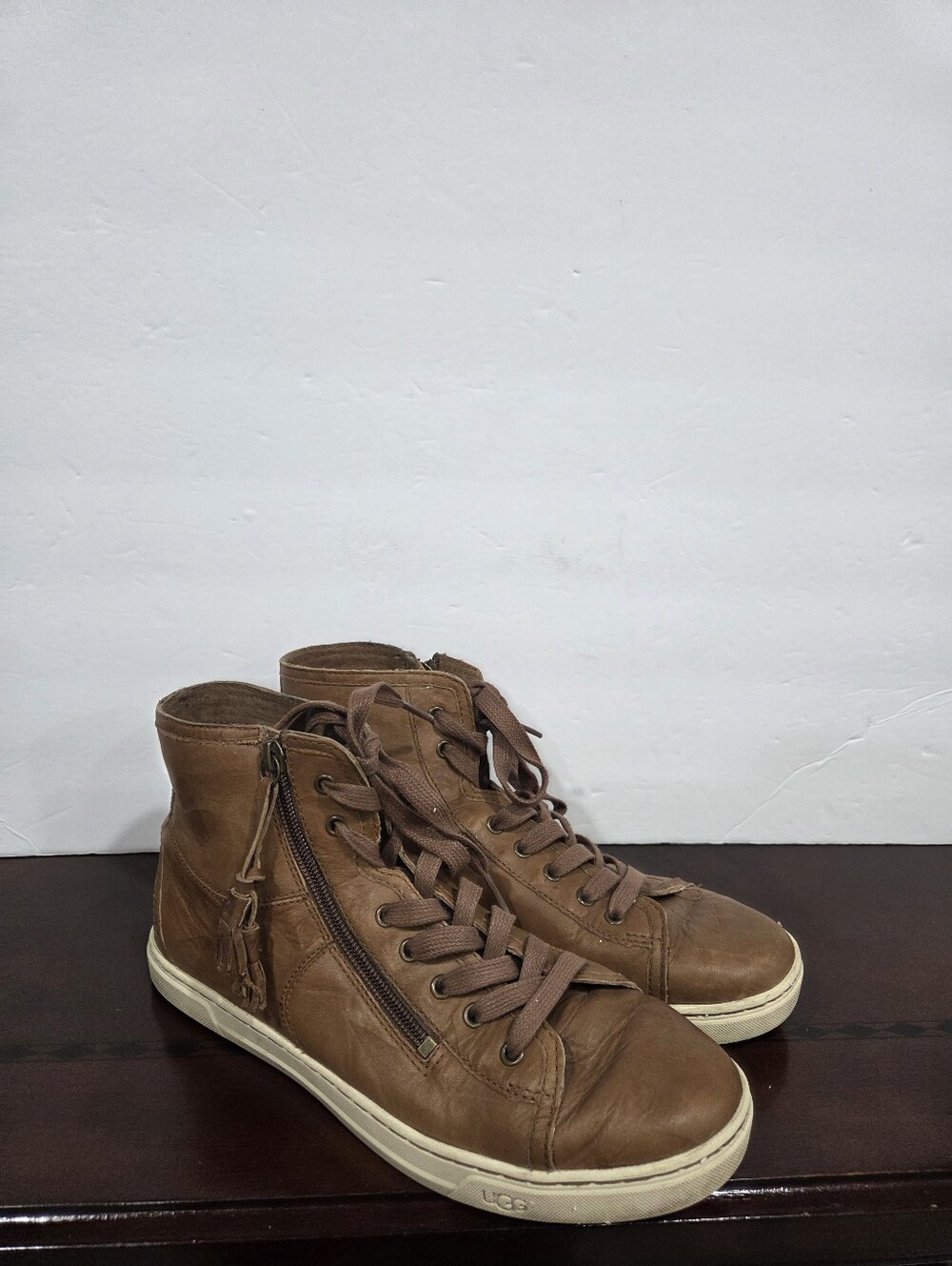 UGG Women’s Brown Leather Lace-Up & Zip High-Top Sneakers Sz .9.5